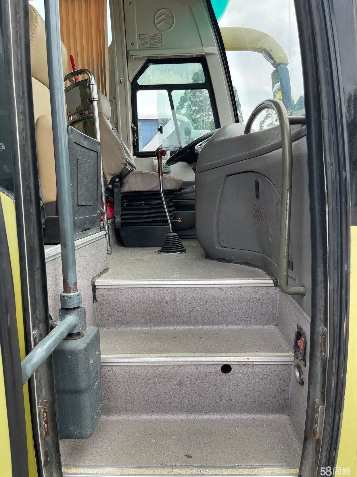 Golden Dragon Used Coach Bus 47 Seats Hino J08E Engine Steel Chassis Euro III Single Doors