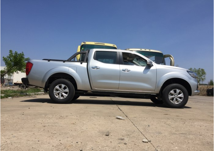 Dongfeng 4X2 Diesel Engine Pickup Truck with Left Steering and Different Colors