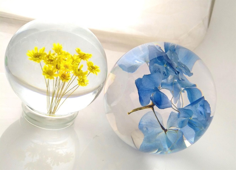 Crafts Wholesale Home Decoration Paper Weight Clear Acrylic Ball Resin Paperweight Hydrangea Flower Inside Acrylic Resin Balls