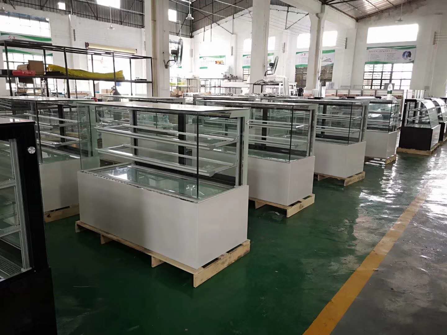 Double Arc glass Commercial Cake Display Freezer With Convenient Casters