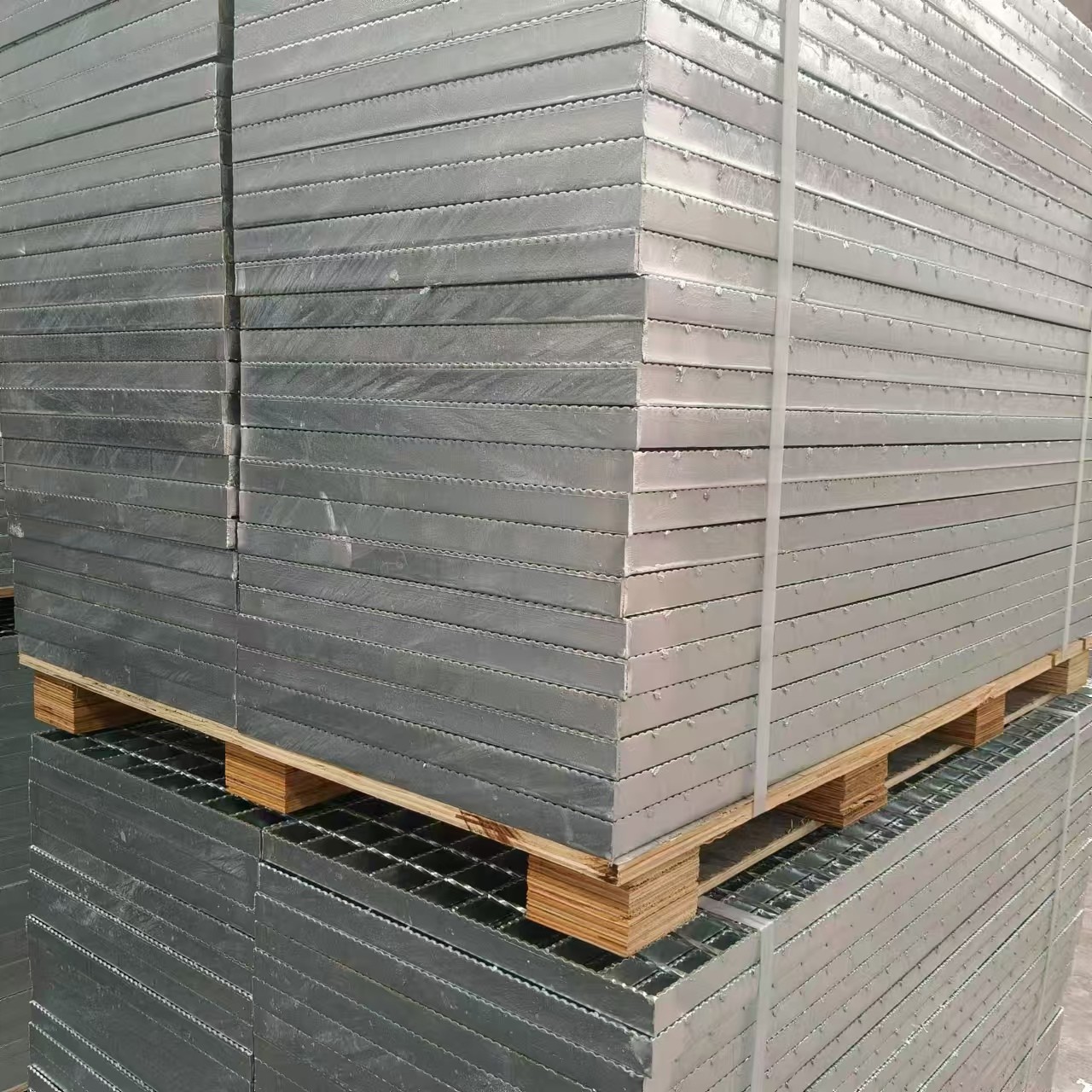 Steel Grating with Steel Frame, 40x4mm Bars Oil & Chemical Resistant Platform Flooring