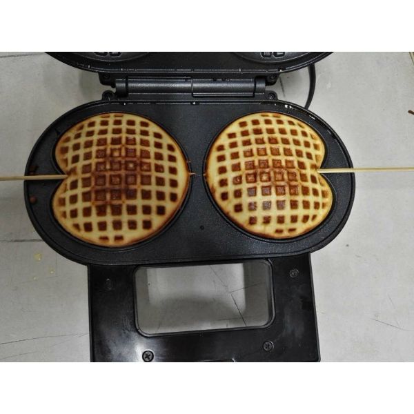 2 Holes Heart Waffle Maker Machine Custom Color With Bakelite Housing