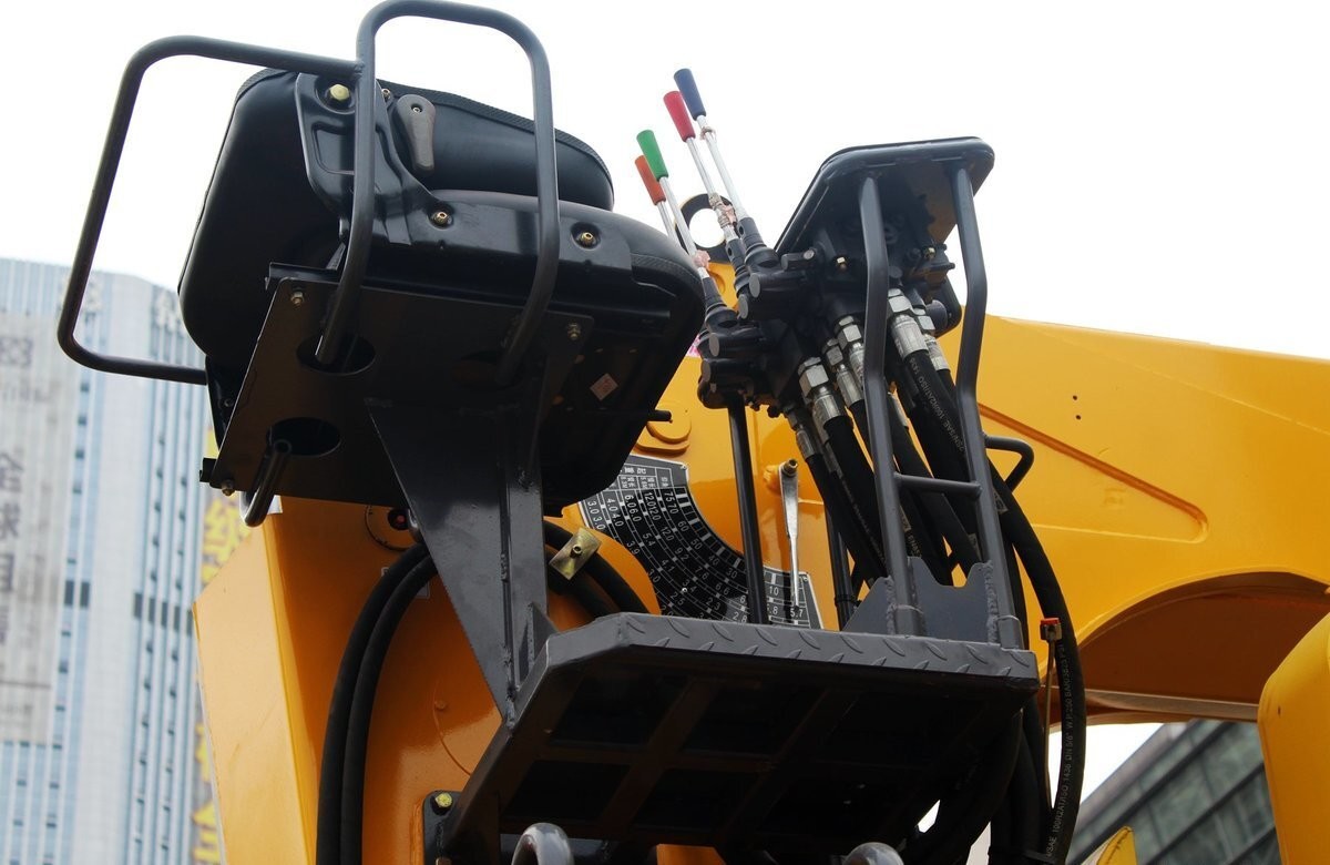 Lifting Weight 12 Tons Used Truck Crane Hongyan 290hp Flat Roof