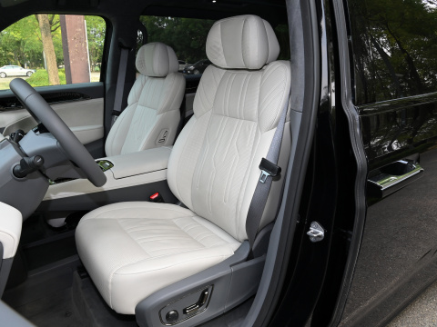 MPV Body Structure 2022 ZEEKR 009 Electric Car with 125kW Maximum Power and Luxury Design