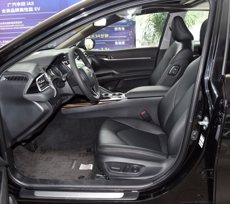 New/Used Cars Supplier Toyota Camry 2019 2.0G Upgrade Medium Car 5 Seats Gasoline China Professional Vehicle Exporter