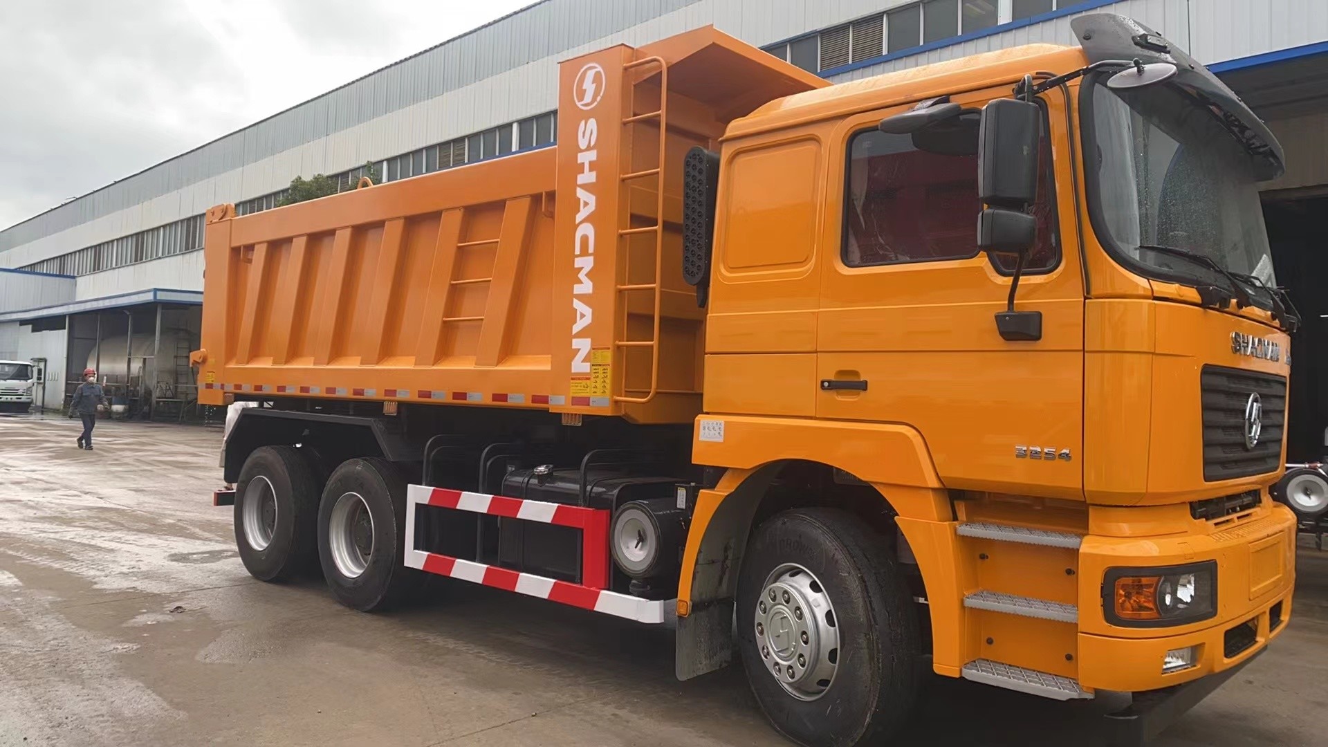 Dump Trucks 6*4 Shacman F2000 Chinese Trucks Big Bucket 290hp Diesel Engine Left Hand Drive