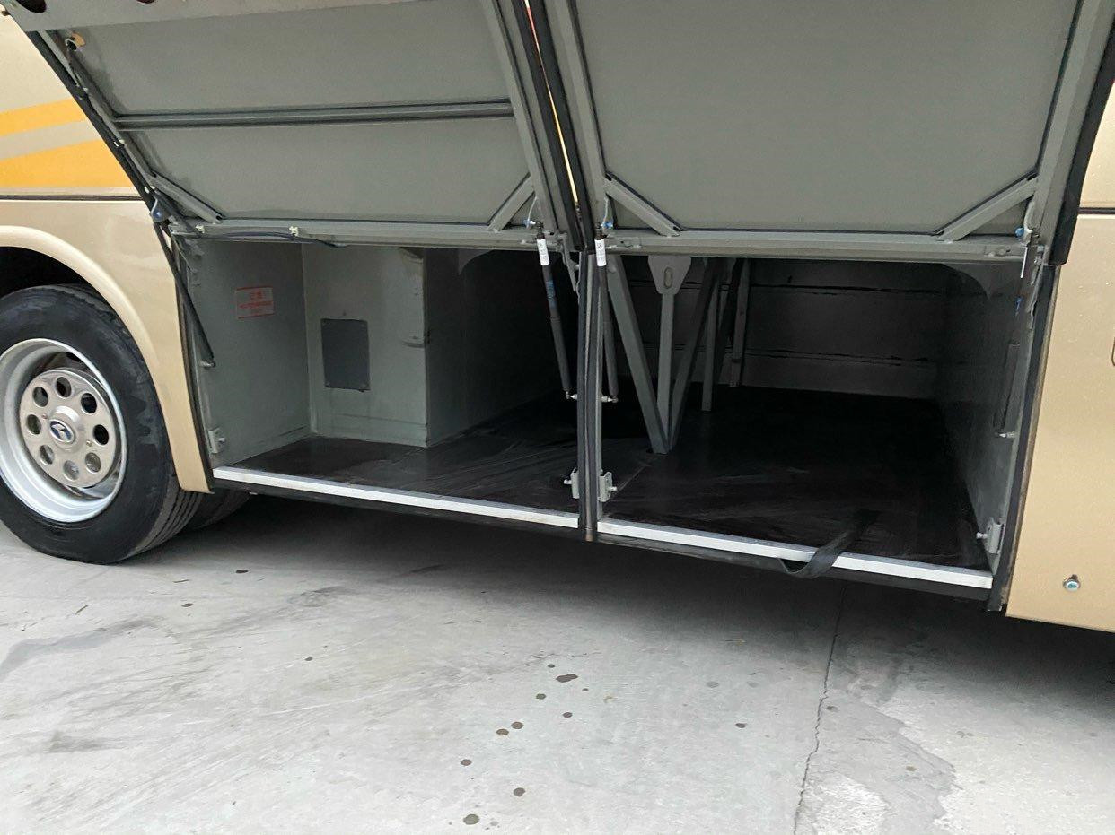 Kinglong Tour Bus XMQ6802 Luxury Used Bus 31 Seats Yuchai Engine