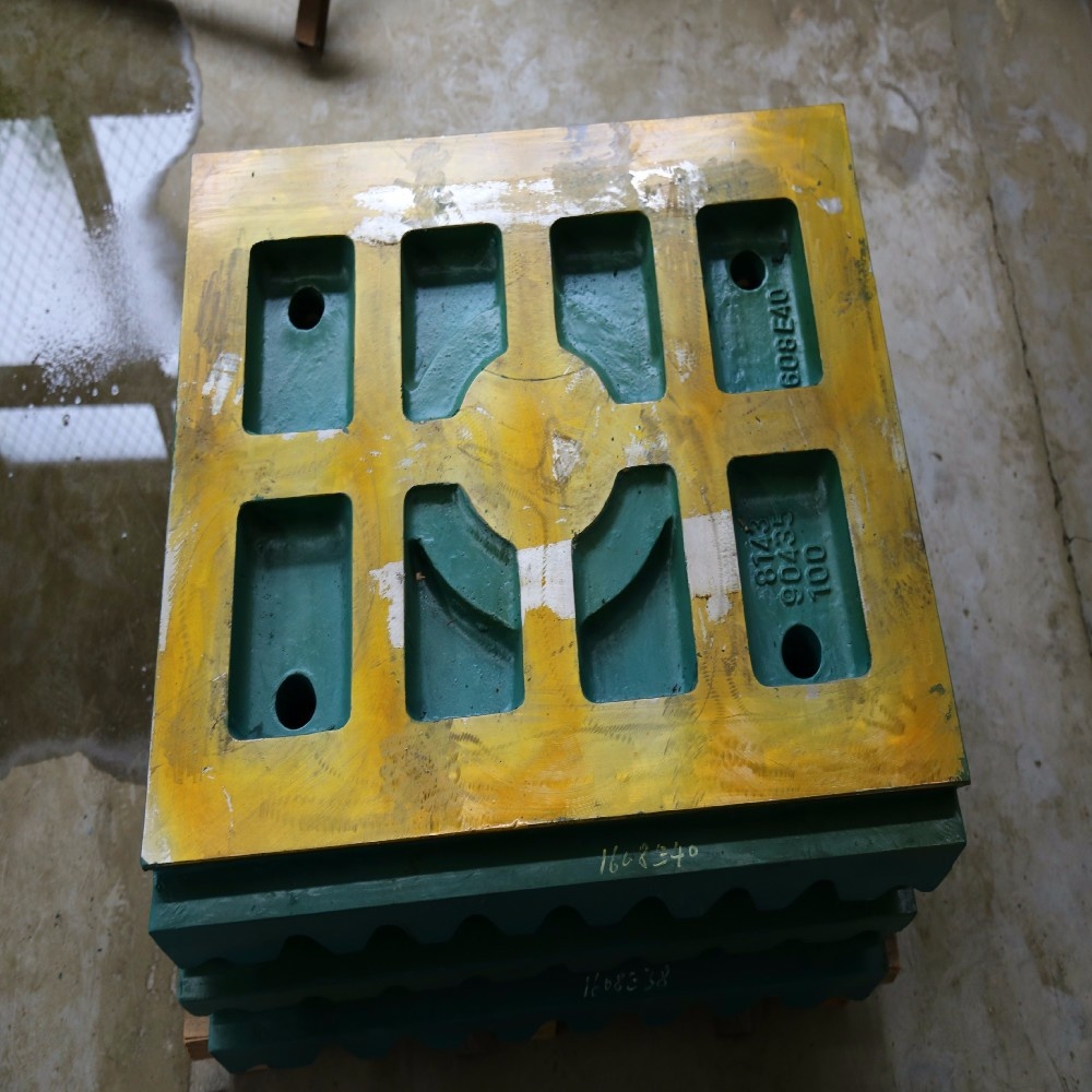 Jaw Crusher Wear Parts in Mining Machine with High Manganese Steel Weight KG 1000