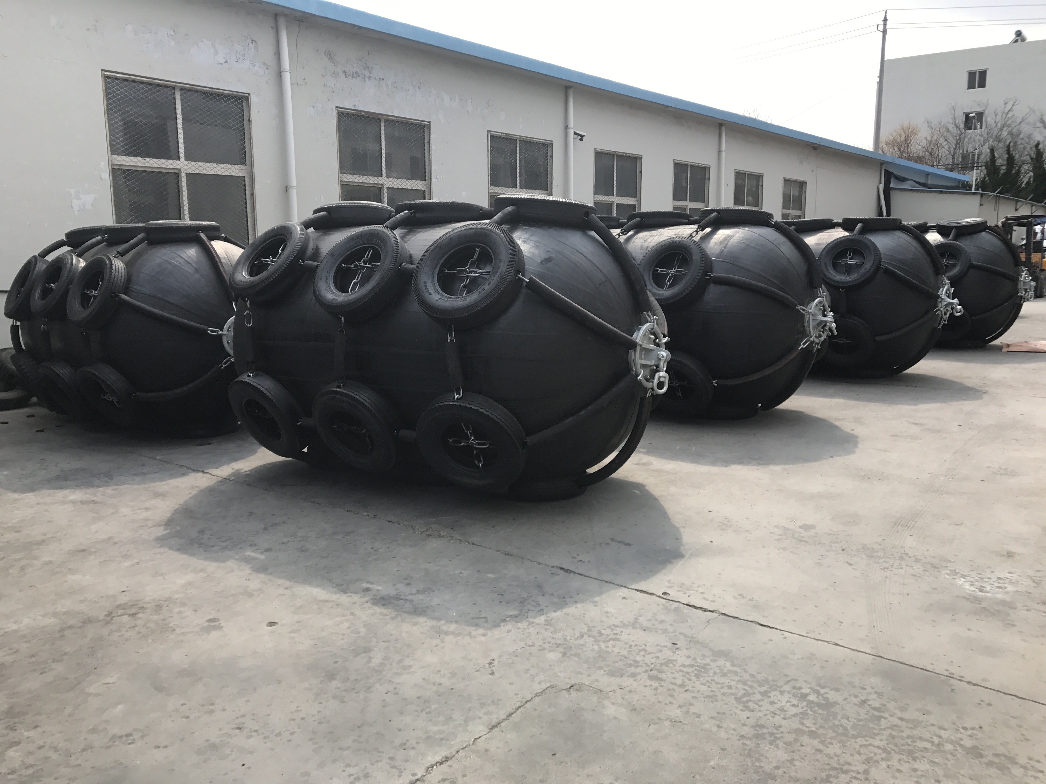 6-10 Years Lifespan Pneumatic Rubber Fender For Chain Net Type Efficiency