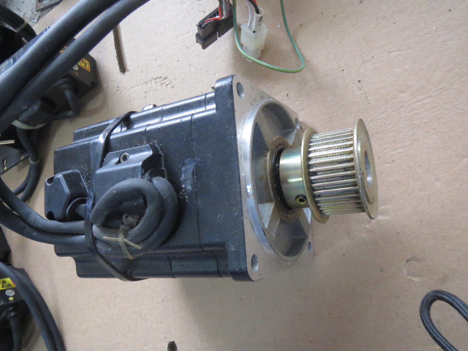 Black Smt Assembly Line Original Sanyo Servo Motor P20B13500 FXSH1E / P50 B07030DXS4E