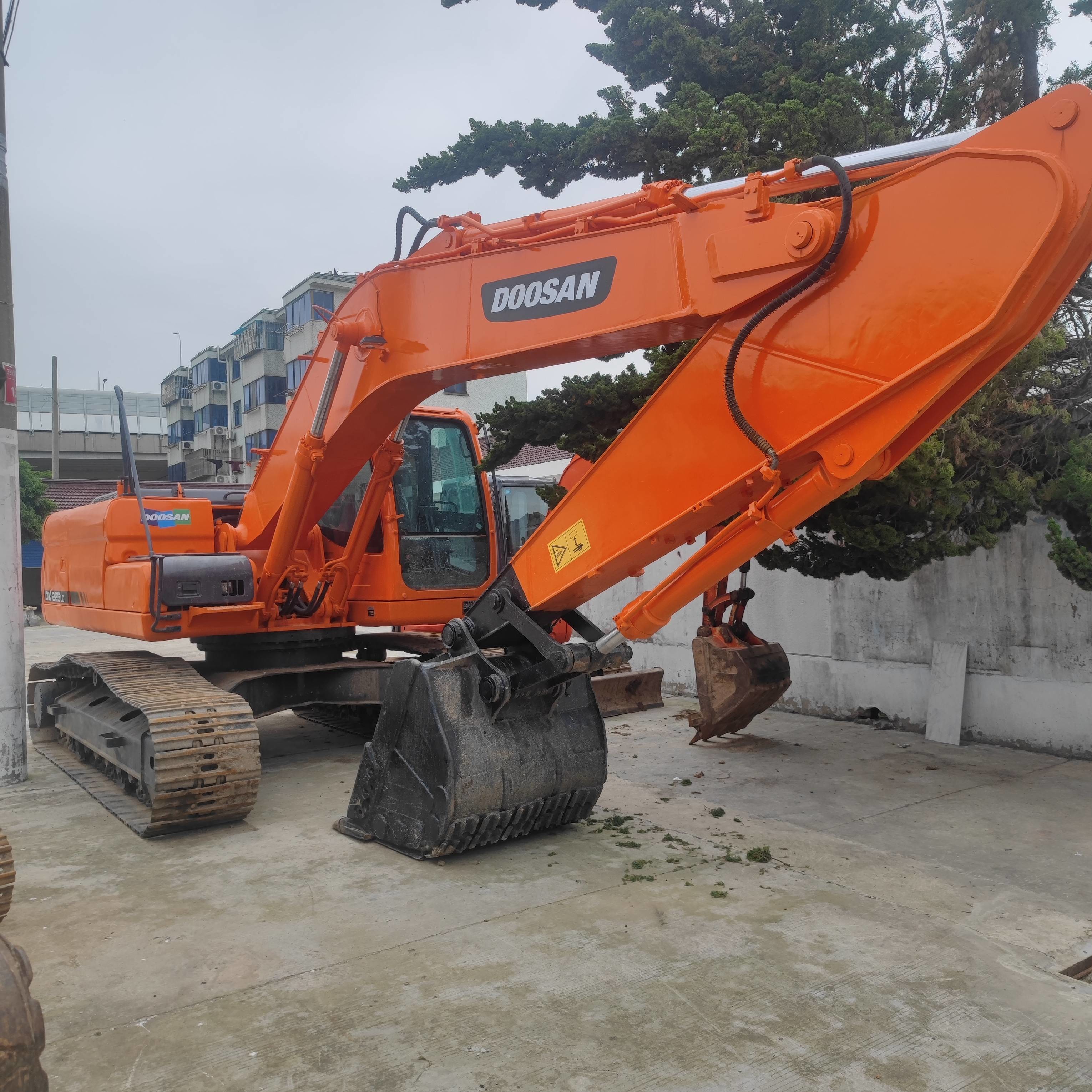Used Doosan DX225 Digger 22.5-ton Medium-sized Crawler Excavator